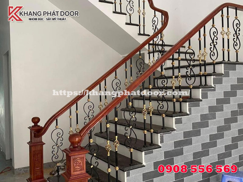 tai sao nen chon khang phat door de thi cong cau thang sat my nghe
